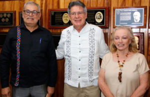 Ayuntamiento de Tuxtla Gutiérrez entrega la Medalla “Joaquín Miguel Gutiérrez” a Enriqueta Burelo Melgar y Roberto Ramos Maza