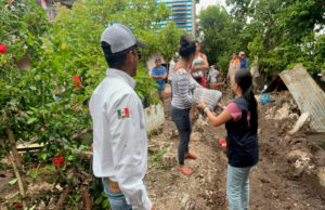 Personal del DIF Tuxtla entrega apoyo a las familias damnificadas por las lluvias en la Colonia Las Granjas