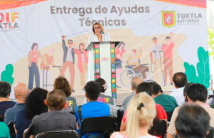 Sistema DIF Tuxtla realiza entrega de sillas de ruedas, bastones y andaderas