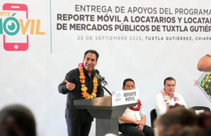 Eduardo Ramírez entrega apoyos del programa Reporte Móvil a locatarias y locatarios de Tuxtla