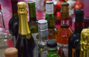 ONG y legisladoras piden advertir sobre riesgo de cáncer en botellas de bebidas alcohólicas