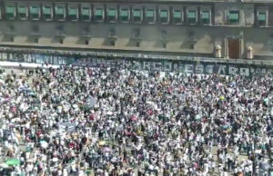 Manifestantes derriban vallas exteriores de Palacio Nacional durante marcha ‘Generación Z’