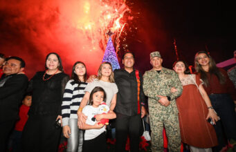 Eduardo Ramírez asiste al tradicional encendido del Árbol de Navidad