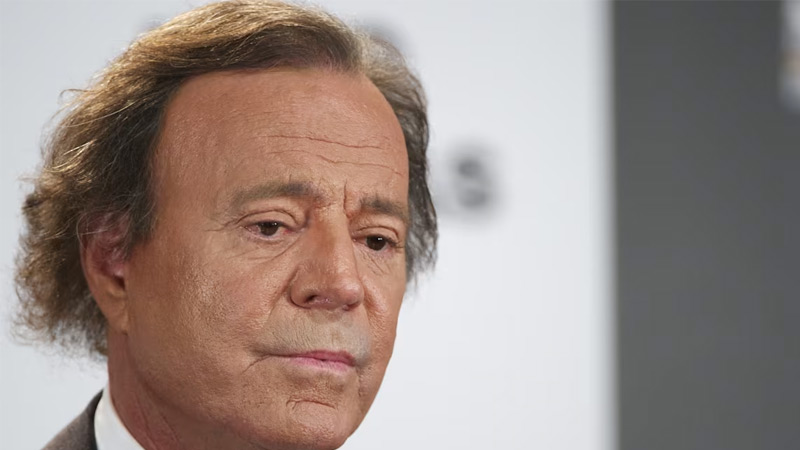 Julio Iglesias dice a Hola que todo se va a aclarar y su entorno cercano niega los hechos