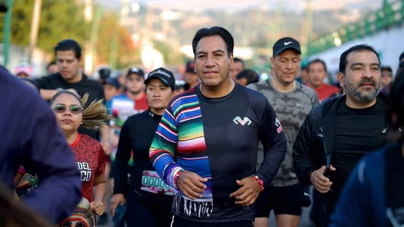 Junto a miles de atletas, Eduardo Ramírez participa en la Carrera del Parachico 2026