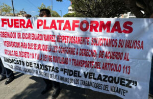 Taxistas realizan bloqueos sobre la Avenida Central de Tuxtla Gutiérrez; exigen aplicación del decreto contra plataformas en Chiapas