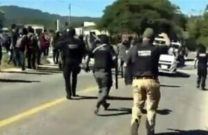 Bloqueo carretero en Chiapas deriva en enfrentamiento; hay 3 policías heridos