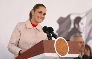 “Uno puede cometer errores”: Sheinbaum justifica a Hugo Aguilar por polémica con asistentes que limpiaron sus zapatos