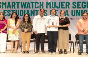 Entrega Eduardo Ramírez dispositivos del Programa Mujer Segura a estudiantes de la Unicach