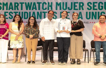 Entrega Eduardo Ramírez dispositivos del Programa Mujer Segura a estudiantes de la Unicach