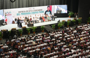 El gobernador Eduardo Ramírez encabezó la entrega de kits de alfabetización a educandos del programa Chiapas Puede