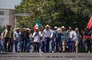 Transportistas, campesinos y maestros elevan el pulso con el Gobierno en la antesala del Mundial