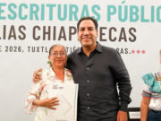 Eduardo Ramírez entrega escrituras y fortalece certeza jurídica para familias chiapanecas