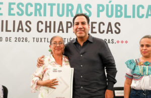 Eduardo Ramírez entrega escrituras y fortalece certeza jurídica para familias chiapanecas