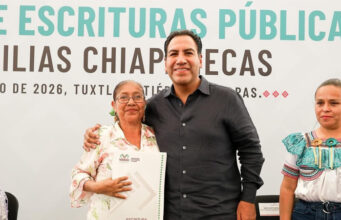 Eduardo Ramírez entrega escrituras y fortalece certeza jurídica para familias chiapanecas