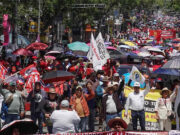 Gobierno llama a maestros al diálogo; Mario Delgado acusa infiltrados en marcha de la CNTE
