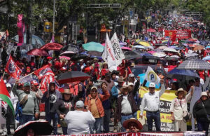 Gobierno llama a maestros al diálogo; Mario Delgado acusa infiltrados en marcha de la CNTE