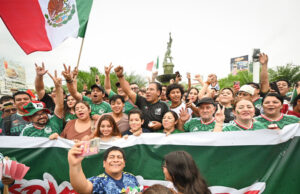 Festeja Eduardo Ramírez con afición chiapaneca el triunfo de México en el Mundial