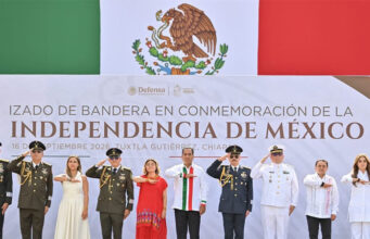 Eduardo Ramírez presencia el Desfile Militar acompañado por miles de chiapanecas y chiapanecos